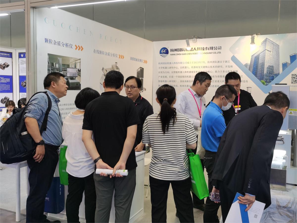 國辰展位上，到訪客戶圍觀、了解產(chǎn)品